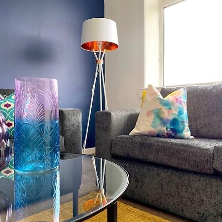 Modern And Vibrantly Designed Apartment Motherwell Eksteriør billede