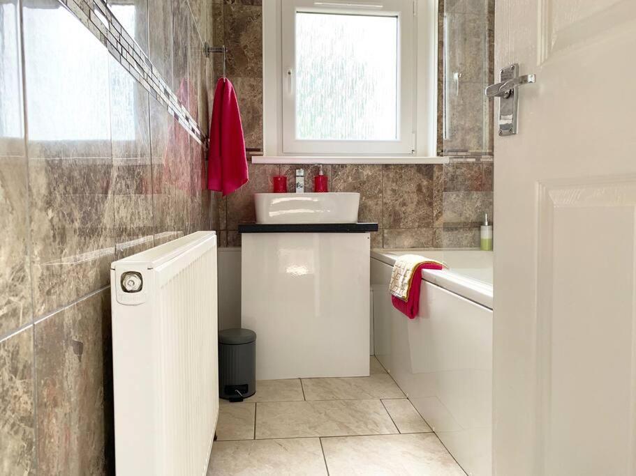 Modern And Vibrantly Designed Apartment Motherwell Eksteriør billede