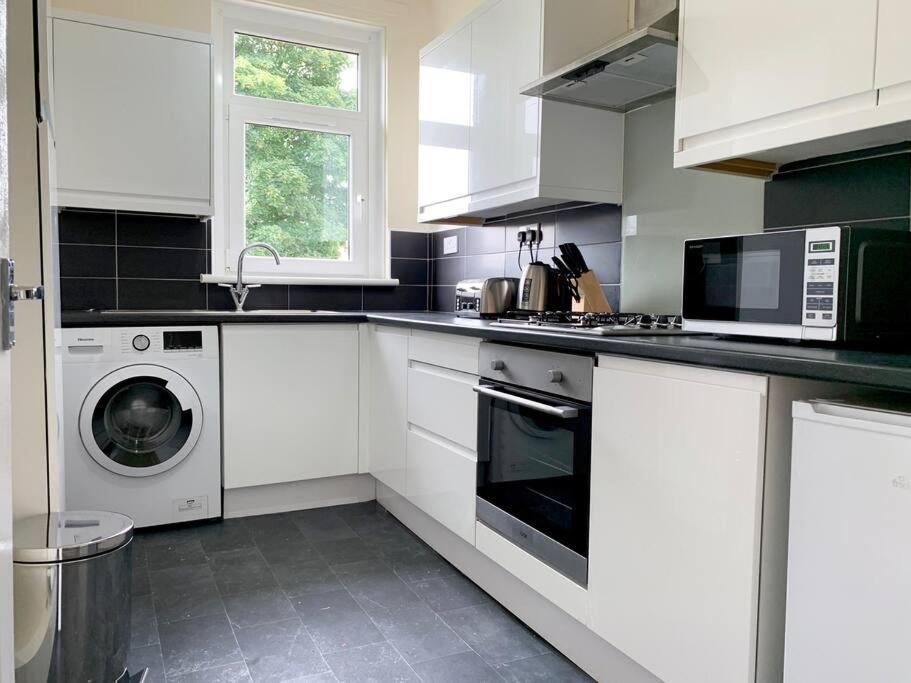 Modern And Vibrantly Designed Apartment Motherwell Eksteriør billede