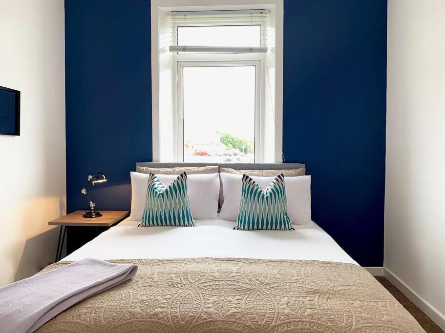Modern And Vibrantly Designed Apartment Motherwell Eksteriør billede