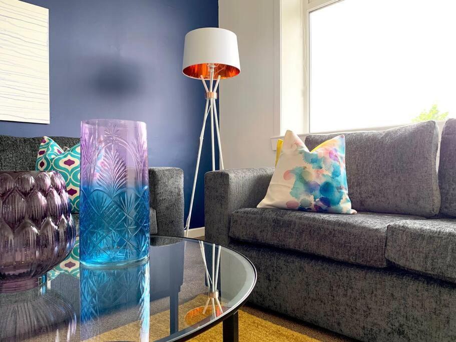 Modern And Vibrantly Designed Apartment Motherwell Eksteriør billede
