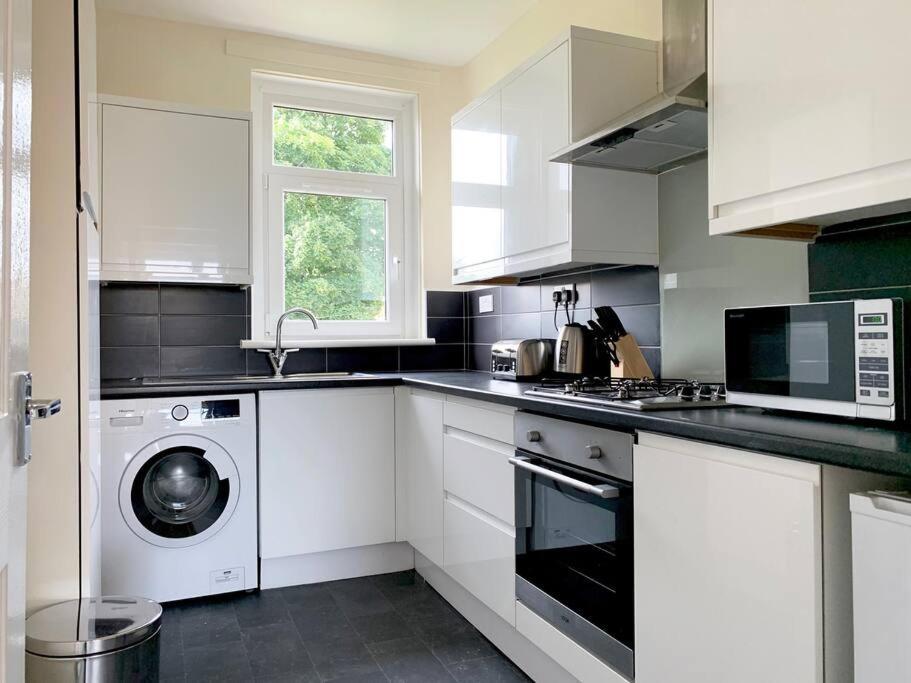 Modern And Vibrantly Designed Apartment Motherwell Eksteriør billede