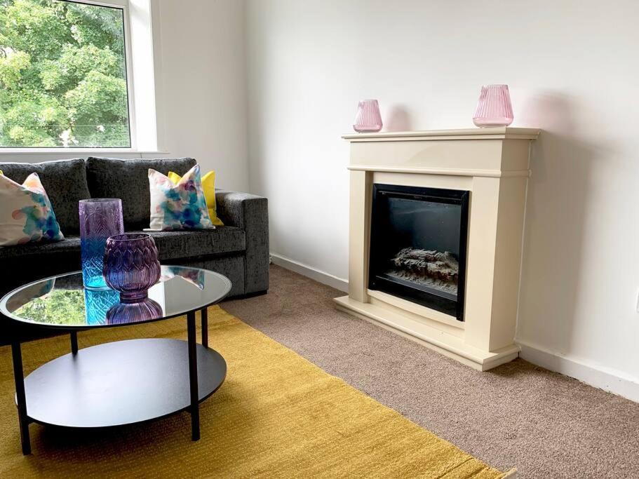 Modern And Vibrantly Designed Apartment Motherwell Eksteriør billede