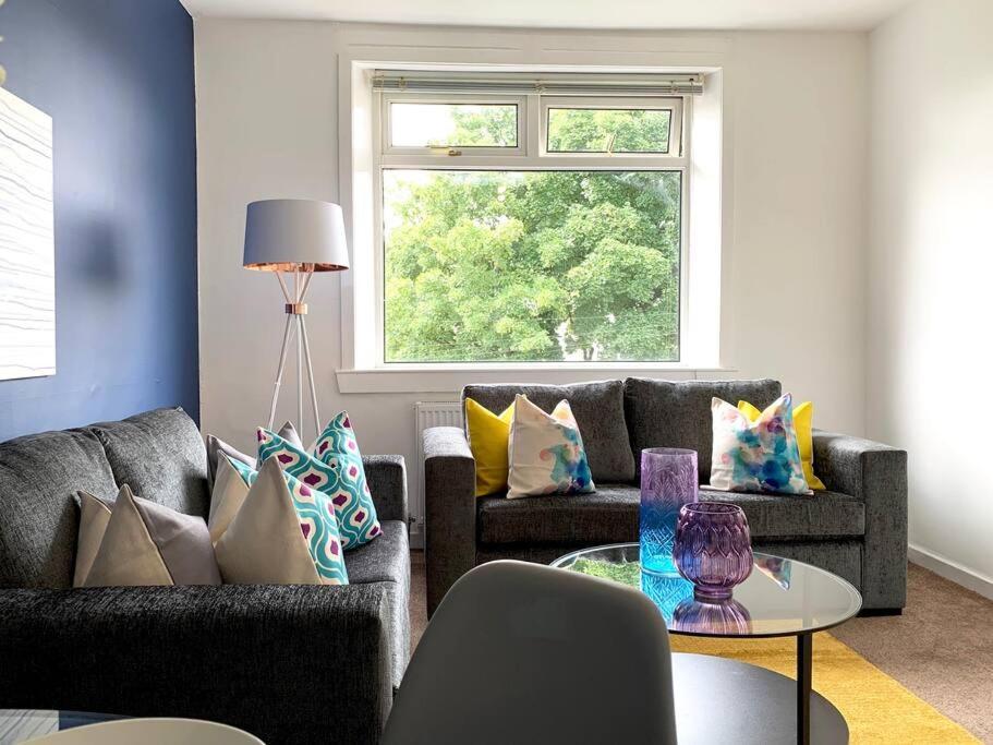 Modern And Vibrantly Designed Apartment Motherwell Eksteriør billede