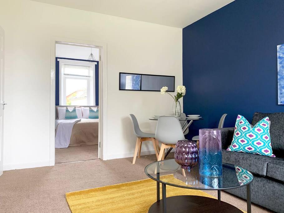 Modern And Vibrantly Designed Apartment Motherwell Eksteriør billede